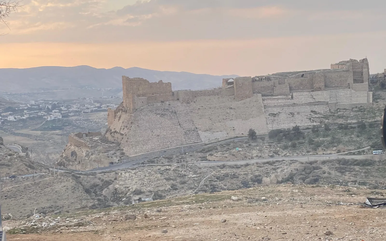 قلعة الكرك فوق البلدة التاريخية في الأردن