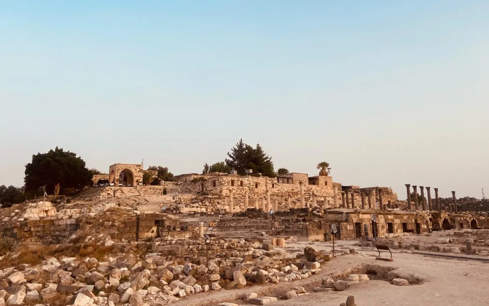 بقايا حجرية من مدينة جدارا الأثرية في أم قيس شمال الأردن